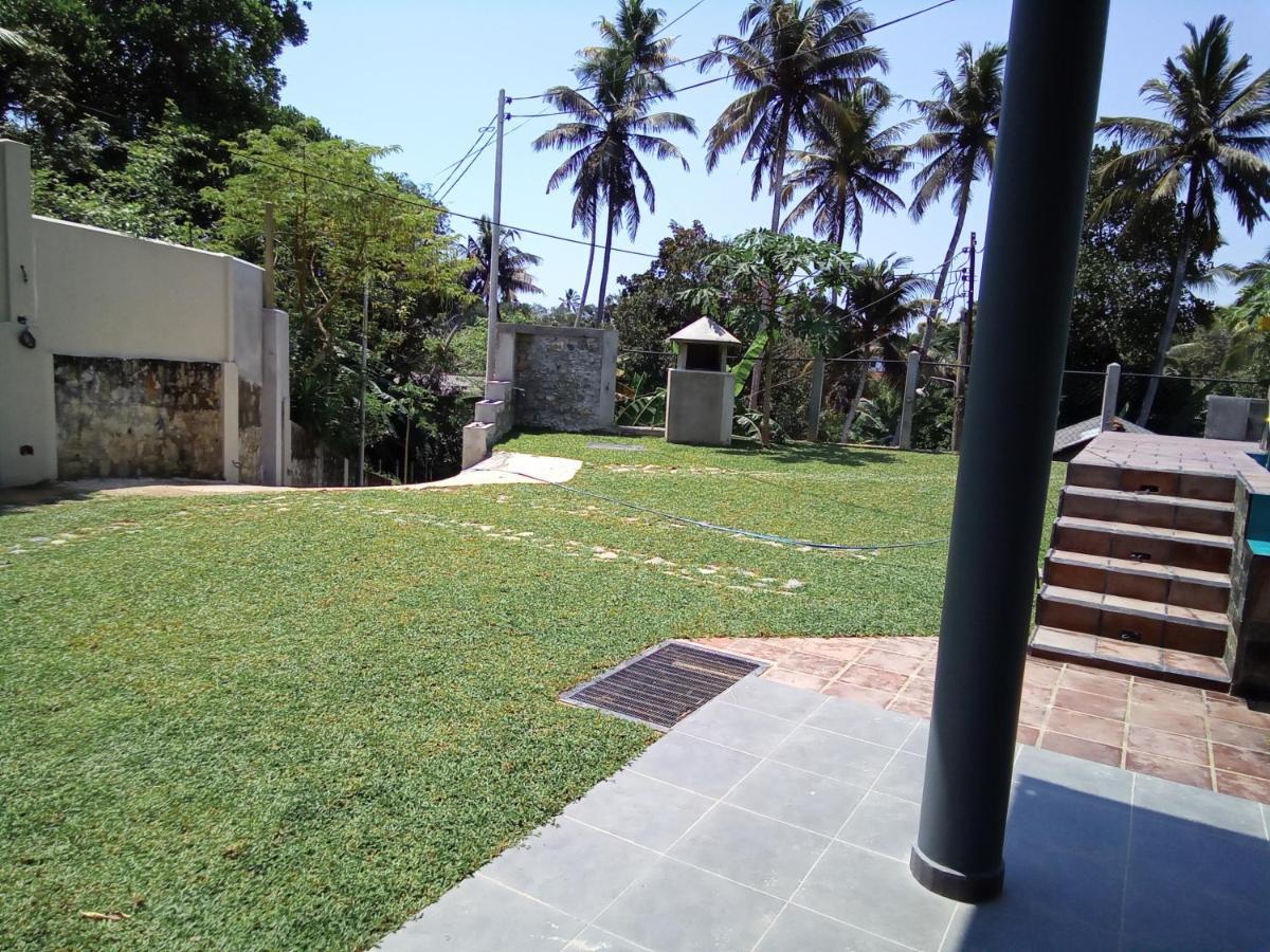 Bed and Breakfast The Moose Weligama Esterno foto